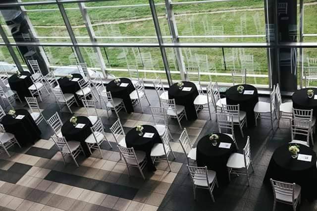 7skyrent chiavari chairs, velvet tablecloth 
